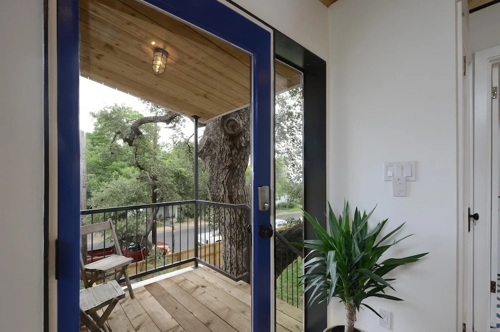 1BR SoCo Treehouse Studio by RedAwning