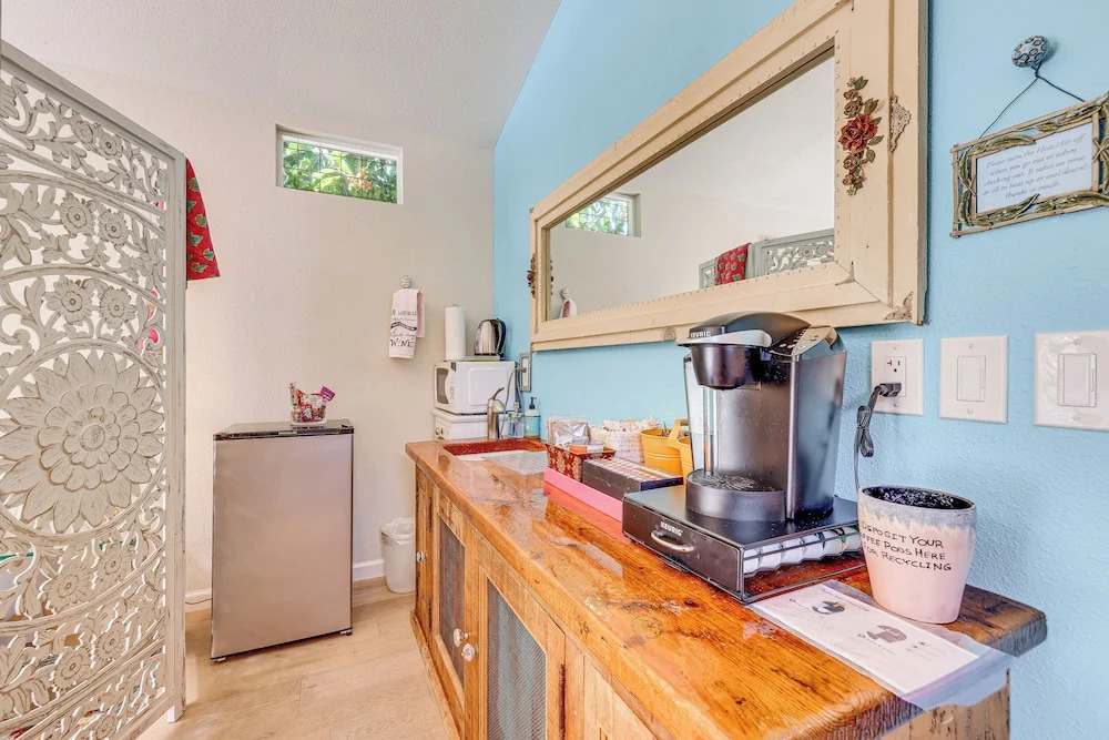 Romantic Casita w/ Garden + Deck 2 Miles to Plaza!