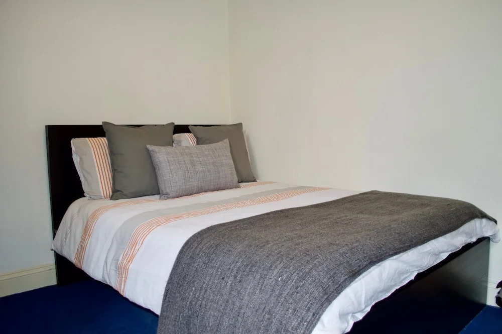 Traditional 2 Bedroom Apartment In Edinburgh