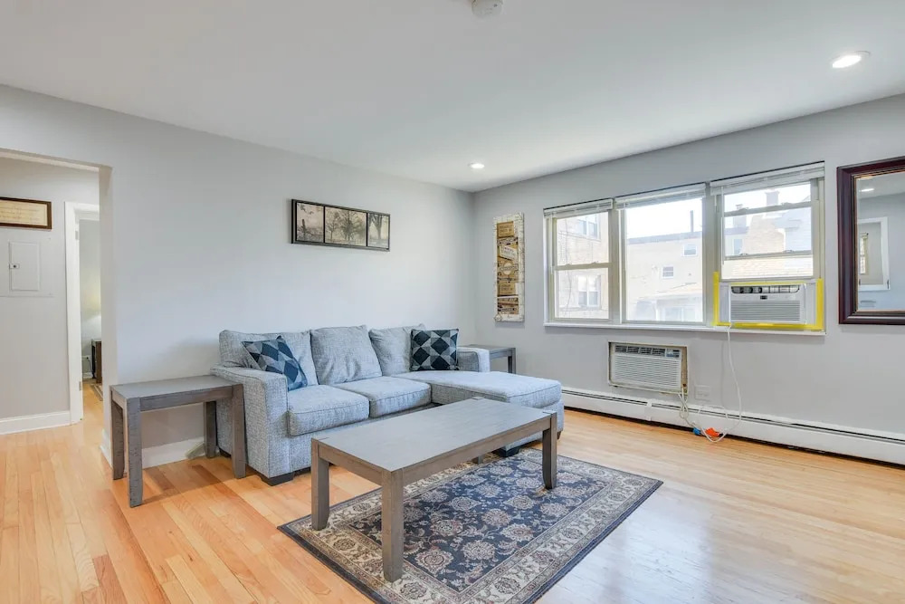Chicago Vacation Rental Condo: 11 Mi to Downtown