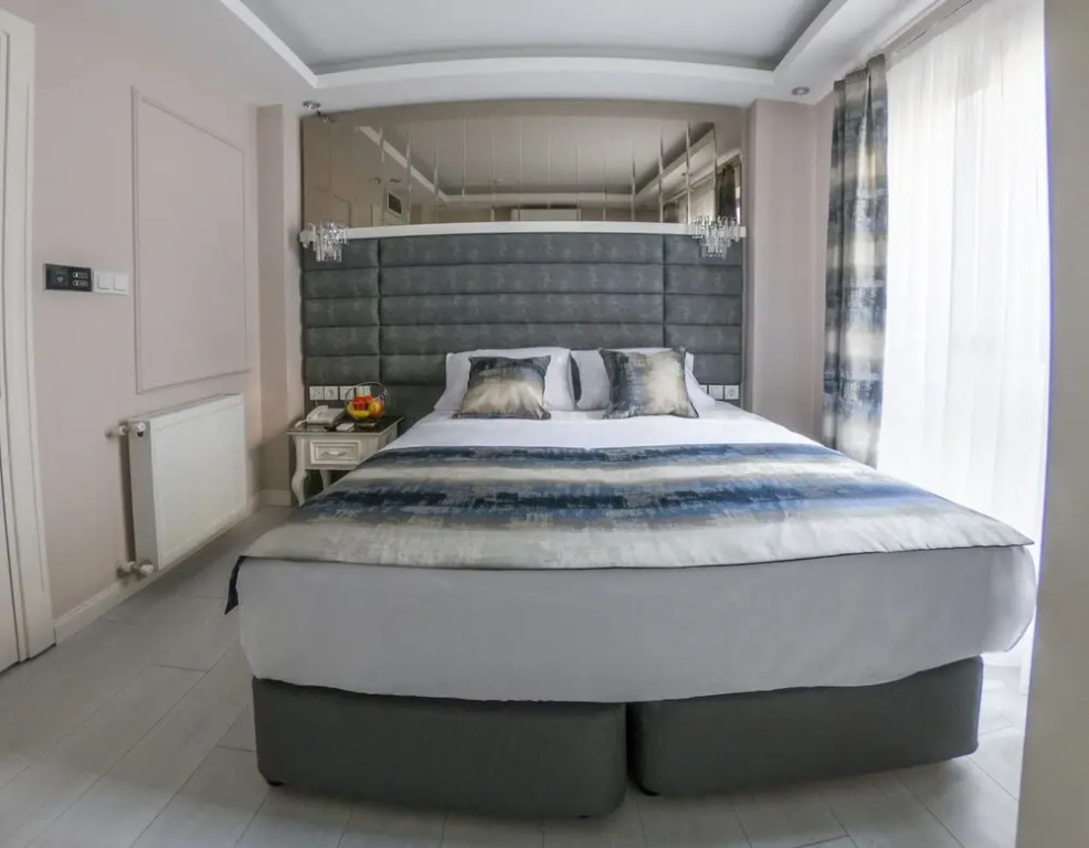 Отель Crowned Hotel