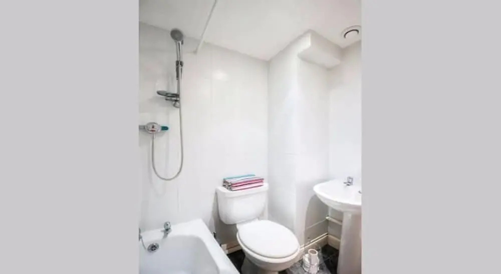 F6 Bath Road Apartment