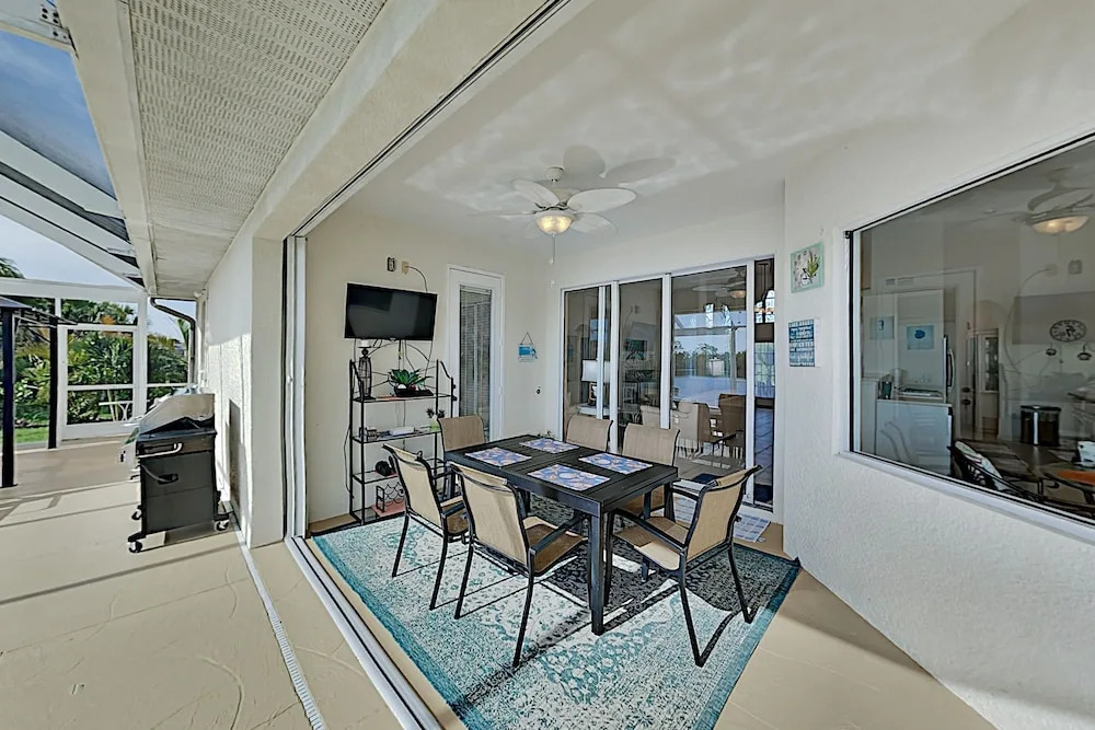 Waterfront W/ Screened Lanai, Pool & Kayaks 4 Bedroom Home