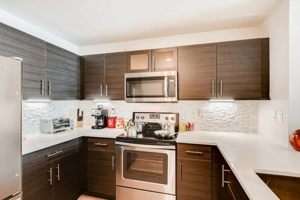 NEW- Fast Wifi - Work Desk - Top Floor - 2BR/2BA Miami! (CD2)