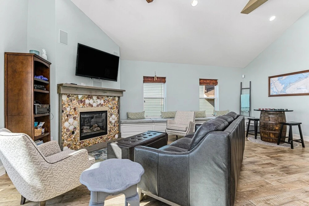 1 Holiday 4 Bedroom Home by RedAwning