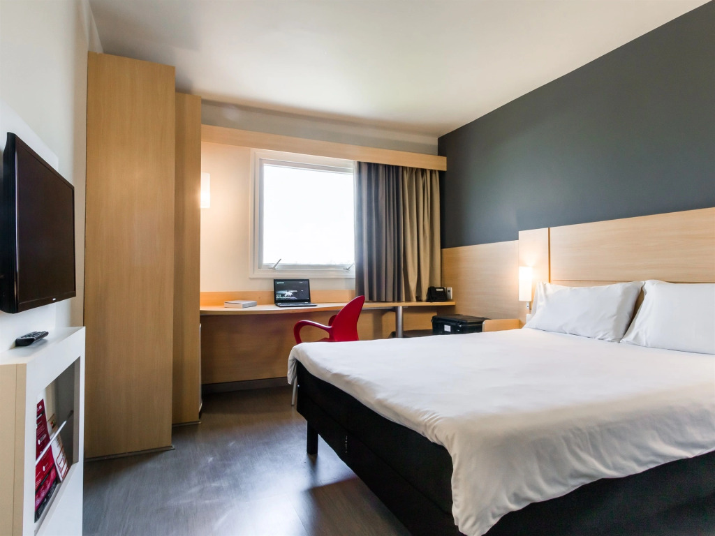 ibis Marilia