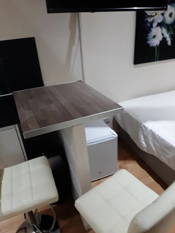 Budget Ensuite Room in Thamesmead