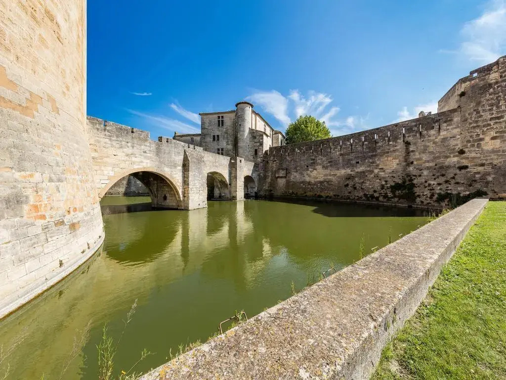 Artemia Aigues-Mortes - Hôtel avec piscine - Bornes électriques - Parking privé - Local vélo-moto