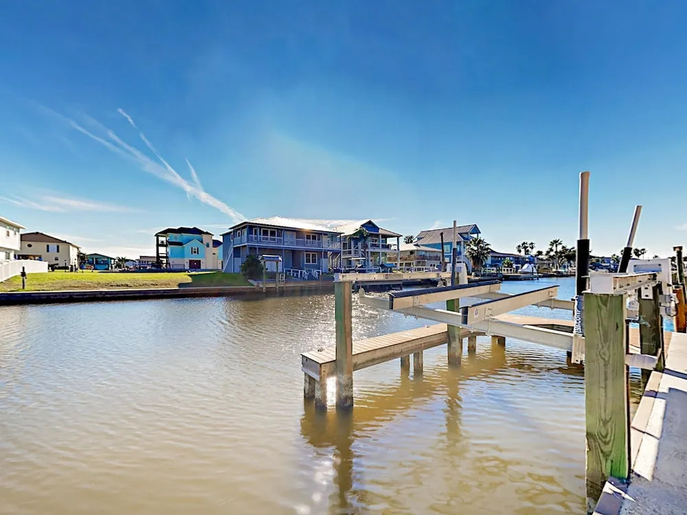 Canal-Front - 3 Br Home