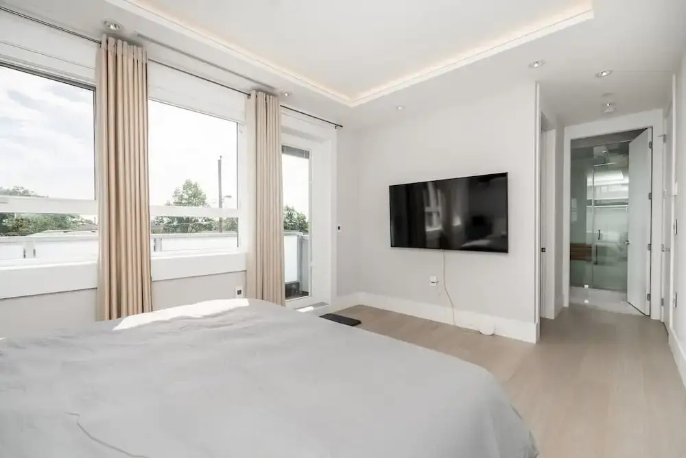 Centrally-located Luxury Home With Views Cinema