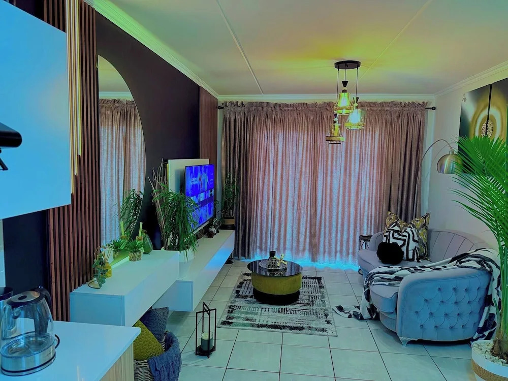 Cozy Home in Greenpark Boksbug by OR Tambo Airport