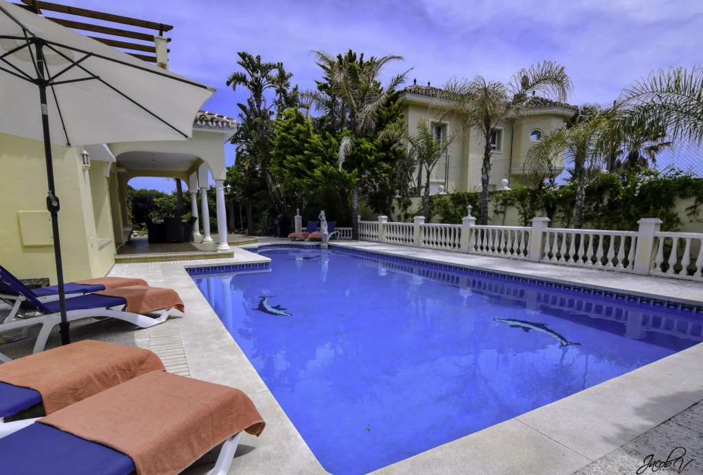 20001 - Exquisite Villa 50M To Beach