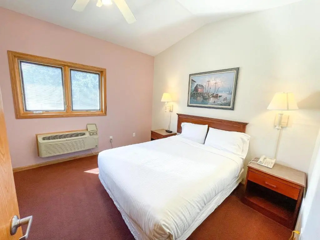 Lake Bluff Inn and Suites