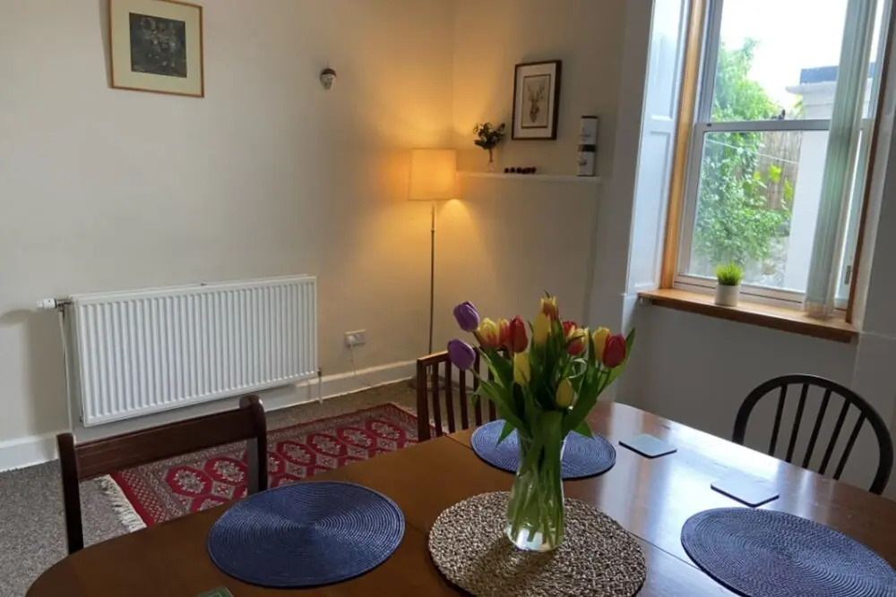 Cosy 2 Bedroom Home in Edinburgh in a Great Location