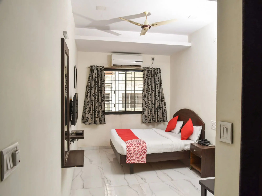 OYO 12854 Hotel Sahara Inn