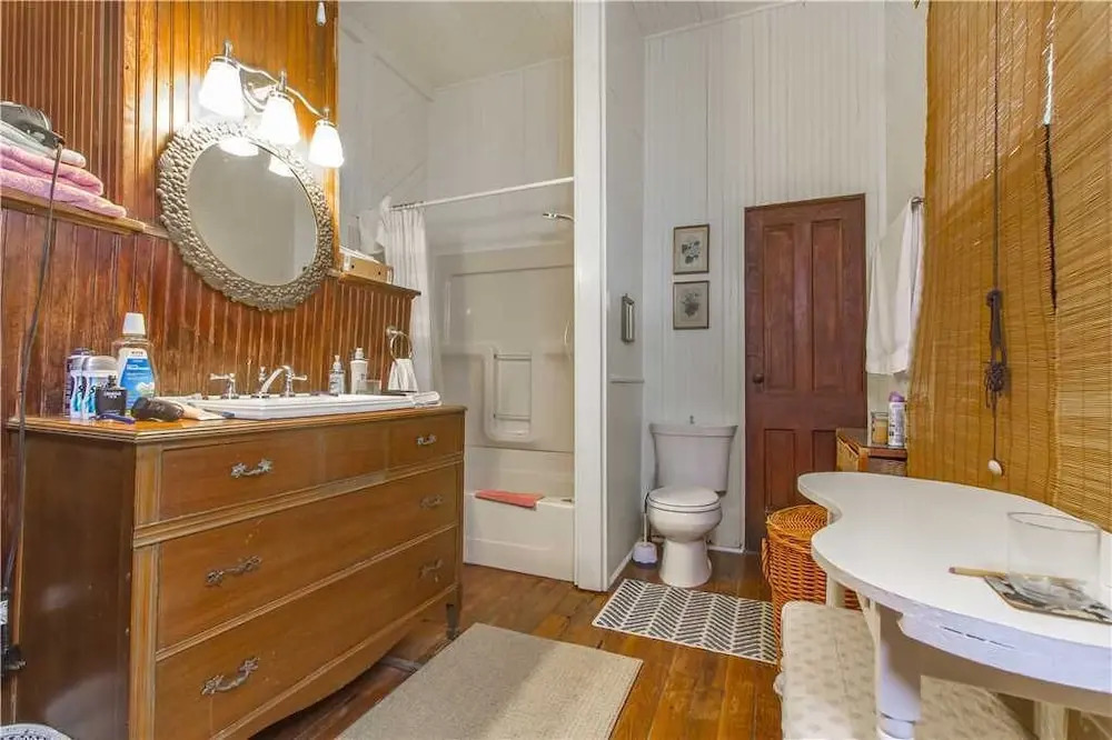 The Historic Lodge, 5 Bedrooms, Sleeps 10, Ocean Front, WiFi