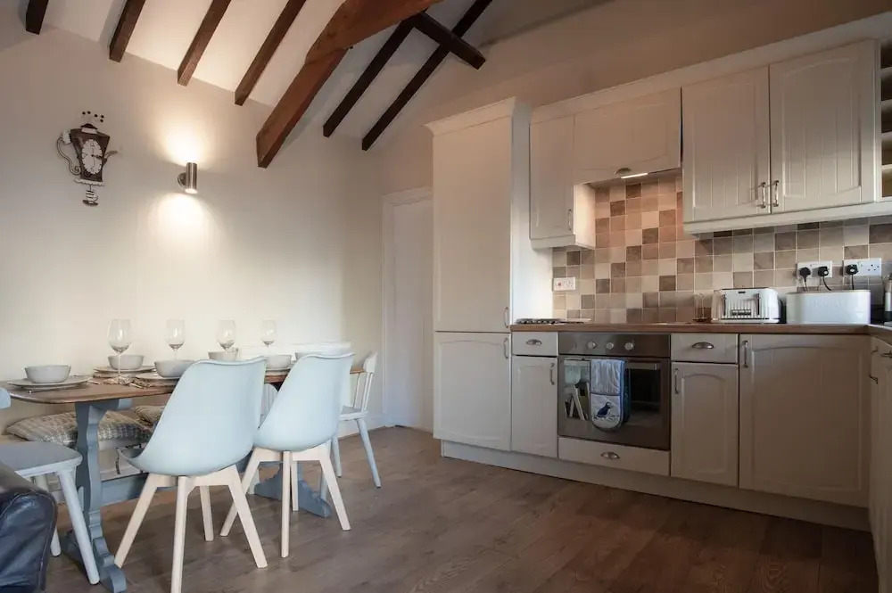 The Old Stables - 3 Bedroom Cottage - Angle