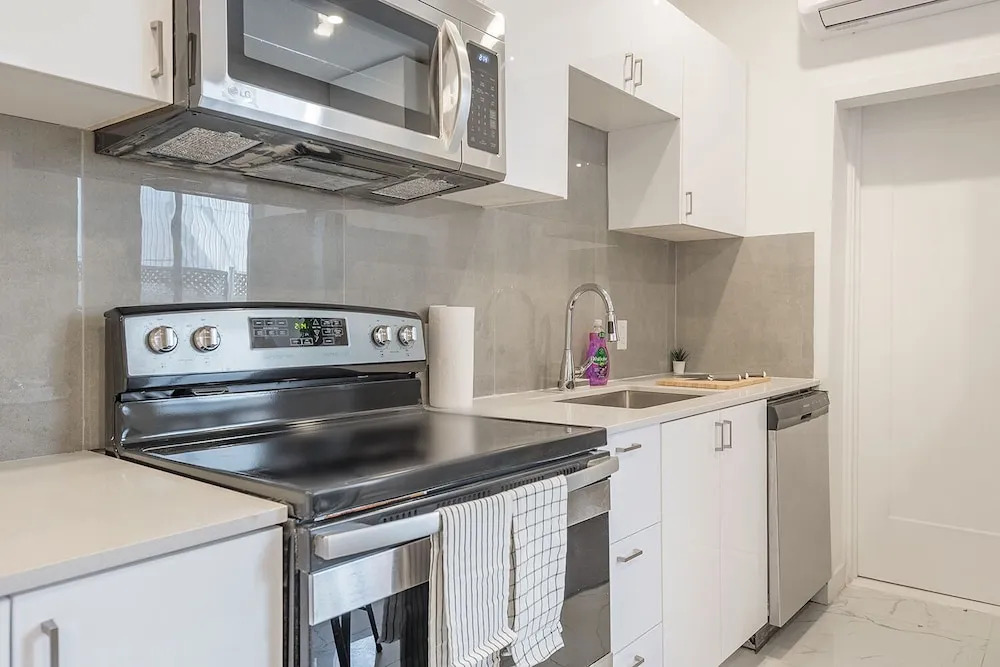 Beautiful Private Bedroom in Mile-End