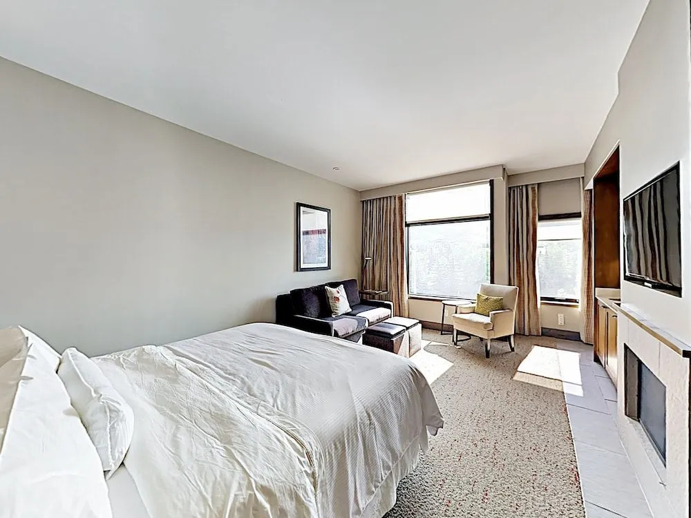 Riverfront Studio W/ Pool Studio Bedroom Hotel Room