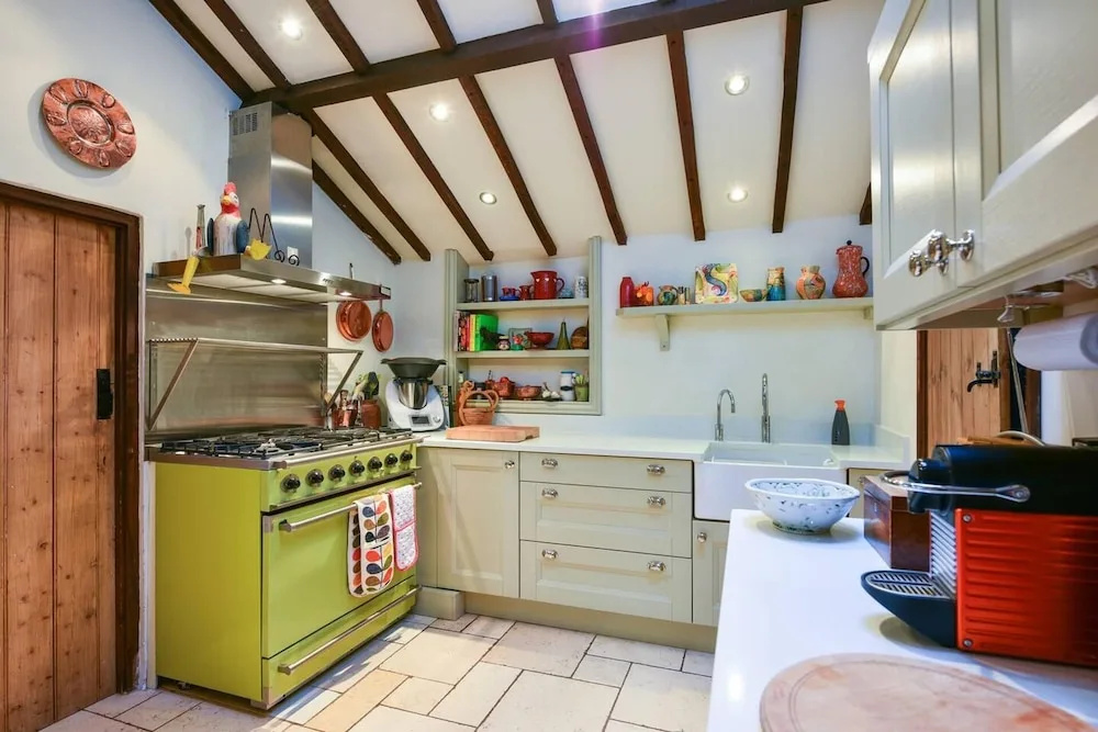 Lovely 4-bed House in Village of Sandhurst