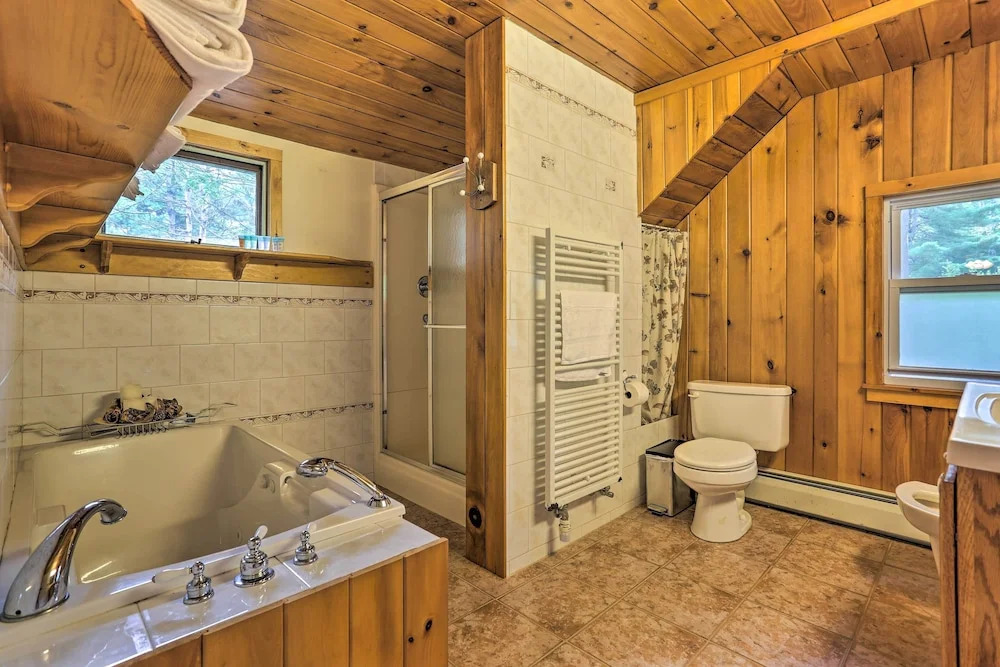 Steps to Lake: Tafton Cottage w/ Fire Pit & Grill