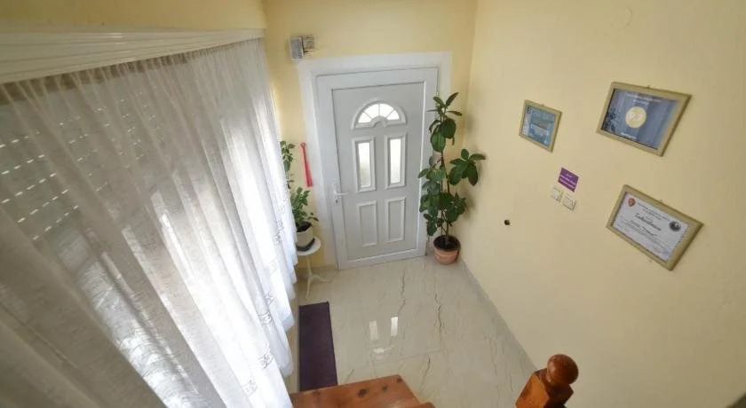 Hostel Mirror