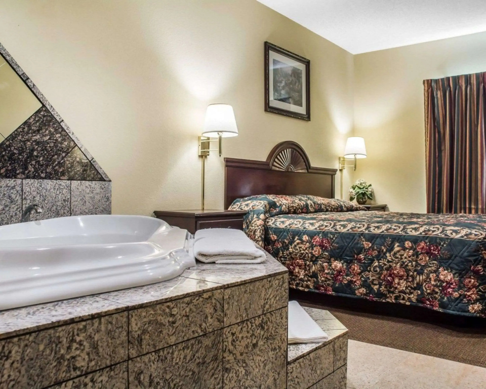 Econo Lodge & Suites