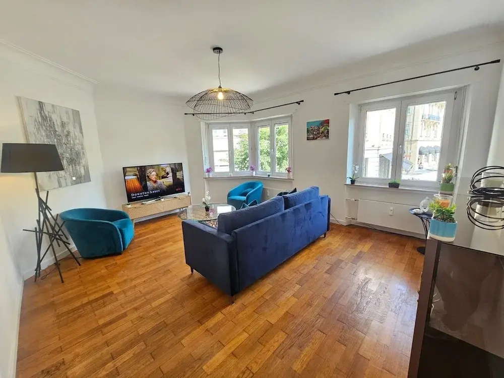 Ideal city stay 1BR near train station