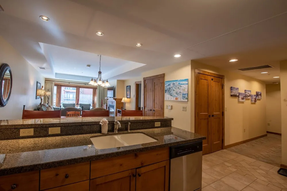 Top Floor 2 Bedroom Condo in Mountaineer Square