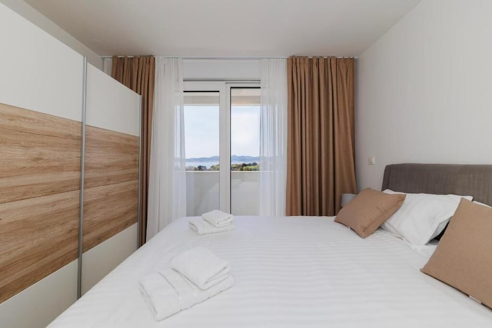 365 Sunsets Apartment by Belmont Realty