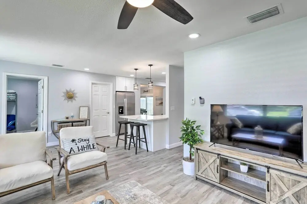 Breezy Largo Getaway - 5 Minutes to Beach!