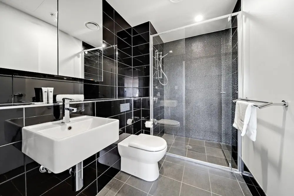 Chic 1-bed With Stunning Lake View & Indoor Pool