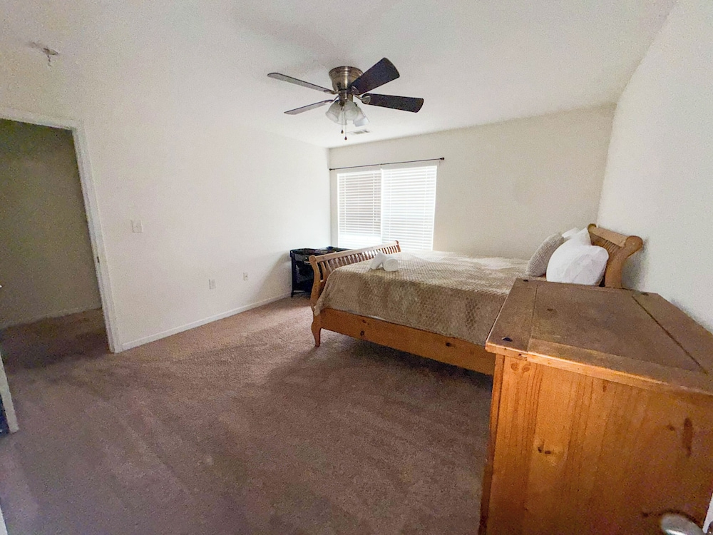 Modern 4 Bedroom Home Near Uptown