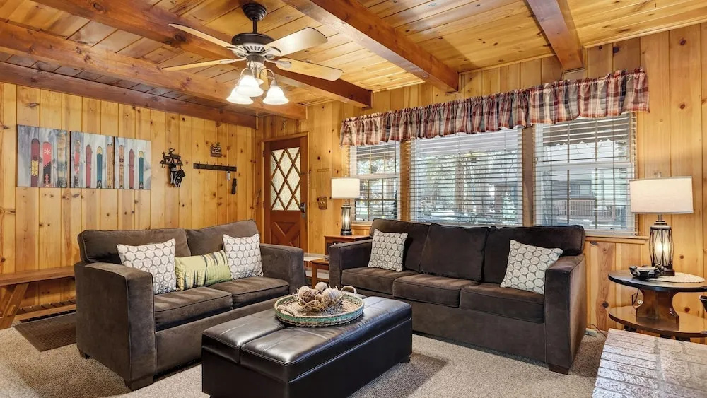 The Nut House by Avantstay Wooded Cabin + Game Room + Arcade + Foosball Near Big Bear Lake + Bear Mountain + Village Shops