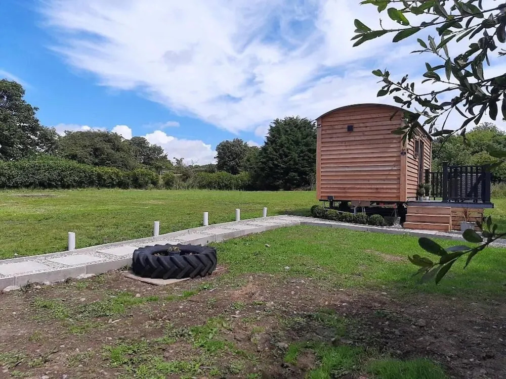 Min yr Afon - Cabin - Sleeps 2 - Hot Tub - Parking