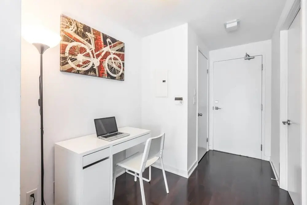 CN Tower & Lake View, Luxury Condo in Downtown