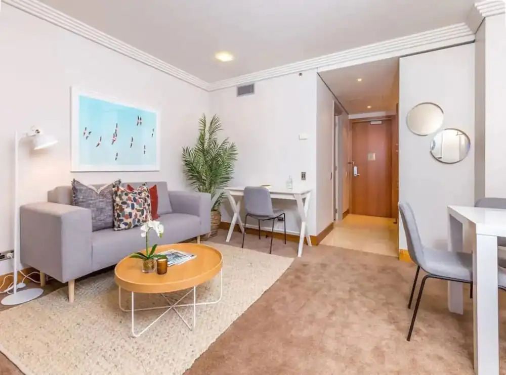 Cozy Central Apt. w/ Pool & Gym by Zodiak Stays
