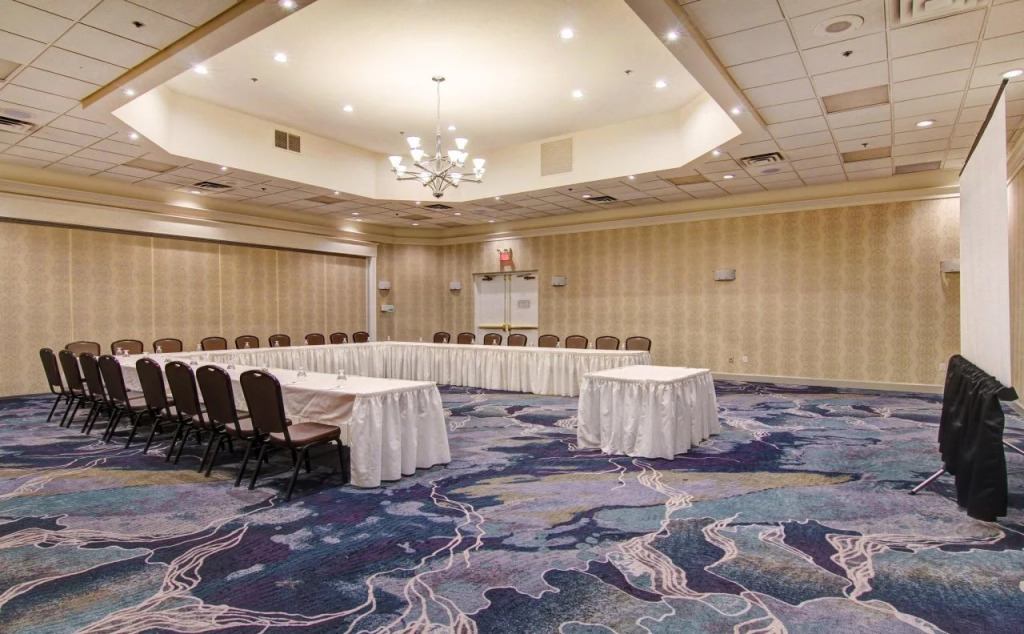Holiday Inn Oakville Centre by IHG