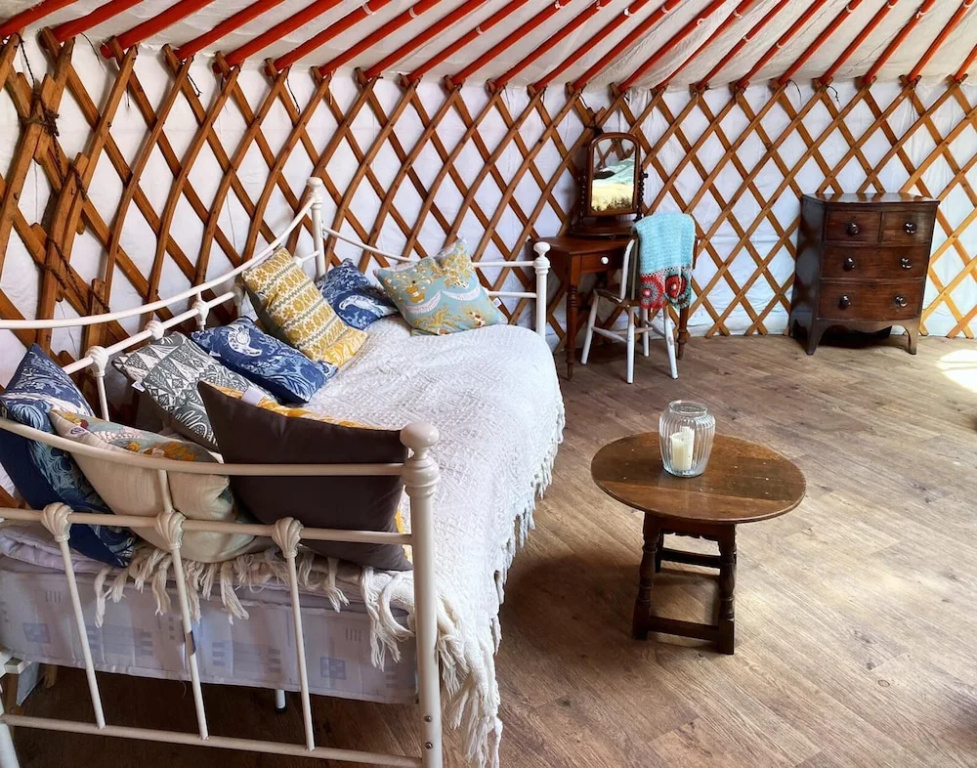Beautiful Rural Yurt with Wood Fired hot tub