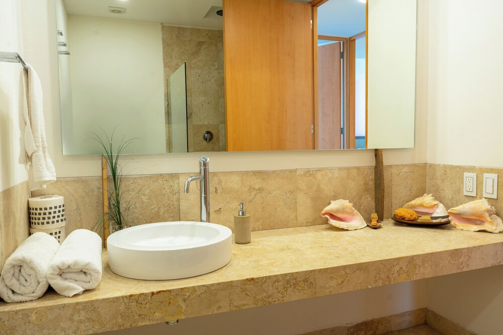 Luxury Condo with Private Beach 4BR