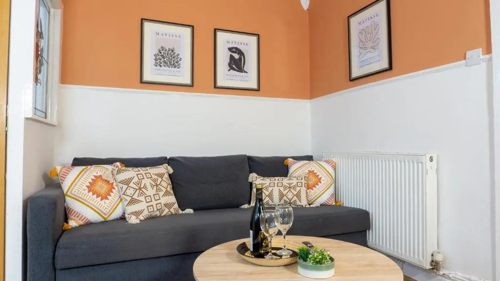 Air Host and Stay - Daisy House - Large 3 bedroom sleeps 8 10 minutes from city centre