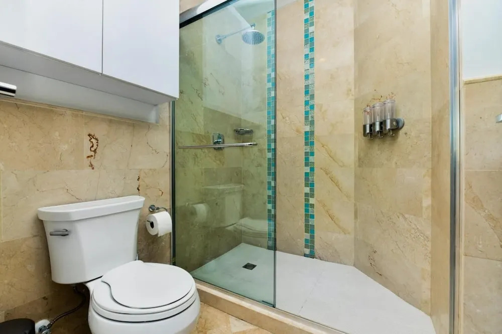 Amazing 1BR 2BA Condo Great Location w Pool GYM