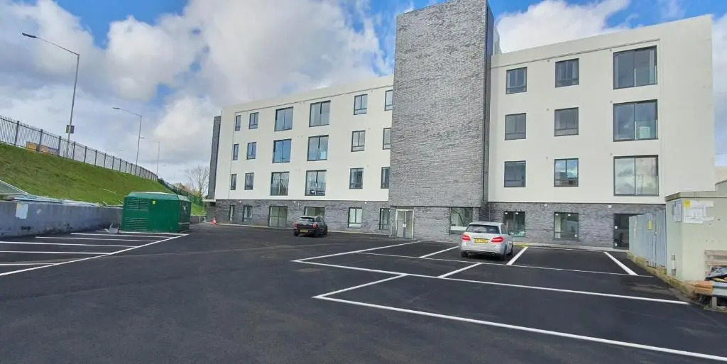 Stunning New Modern 2 Bedroom flat with Parking near Windsor Castle