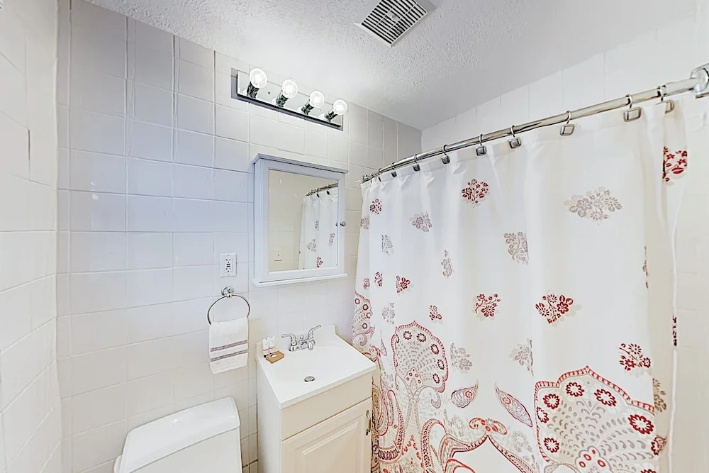 New Listing! All-suite - Steps To Beach 2 Bedroom Apts