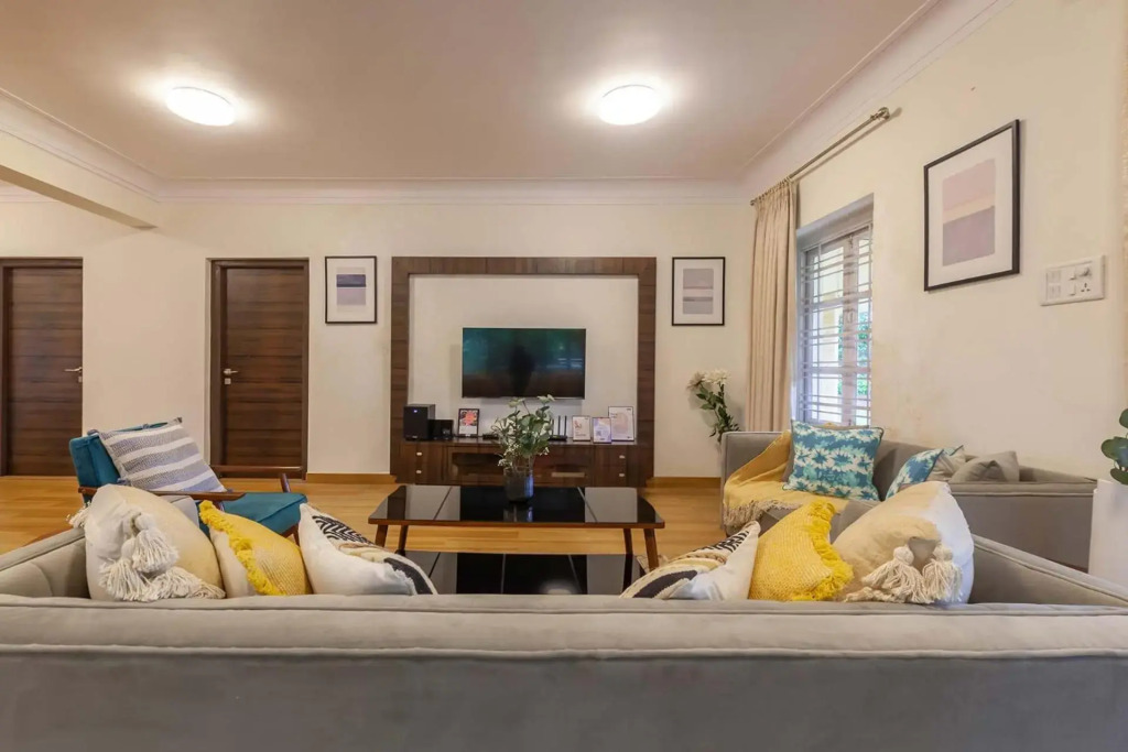 StayVistas V Square - Enjoy a pool and indoor games for a leisurely stay