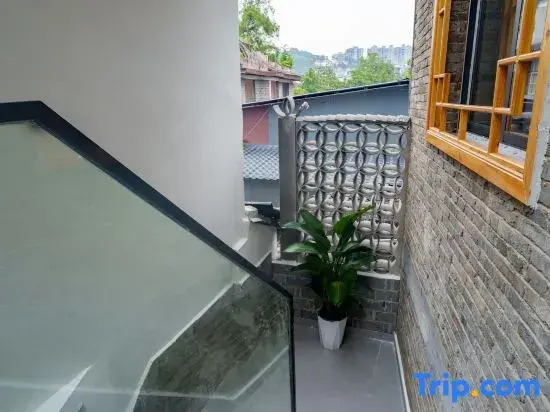 Yuanshe Muyun Ge Homestay (Phoenix Ancient City Nanhua Li Tourist Center Branch)