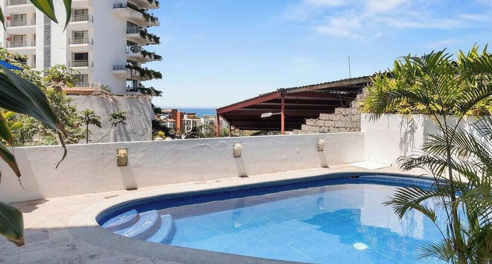 Stunning 2 BR Condo - Oceanview Terrace - Downtown