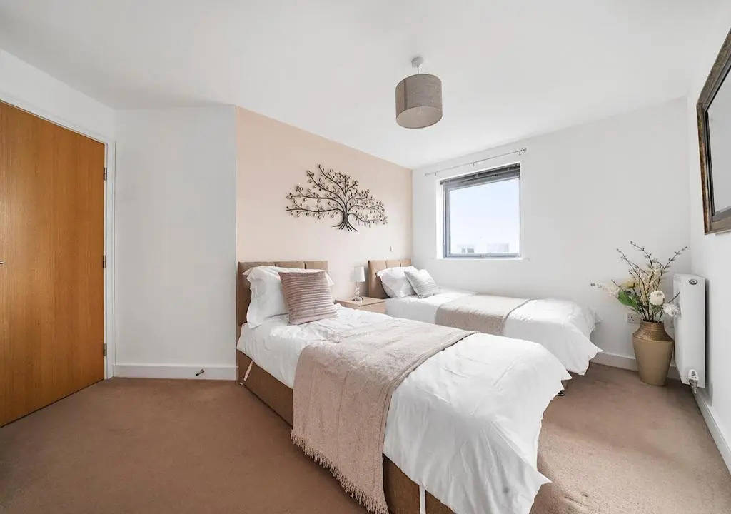 Stevenage's No1 Town Centre Apartment, Upto 5 People, With Free Car Park - Book Today