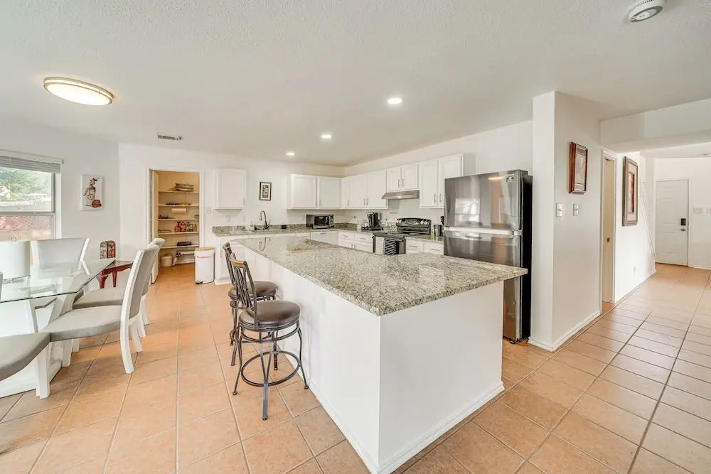 Spacious Home w Deck Near San Antonio Aquarium