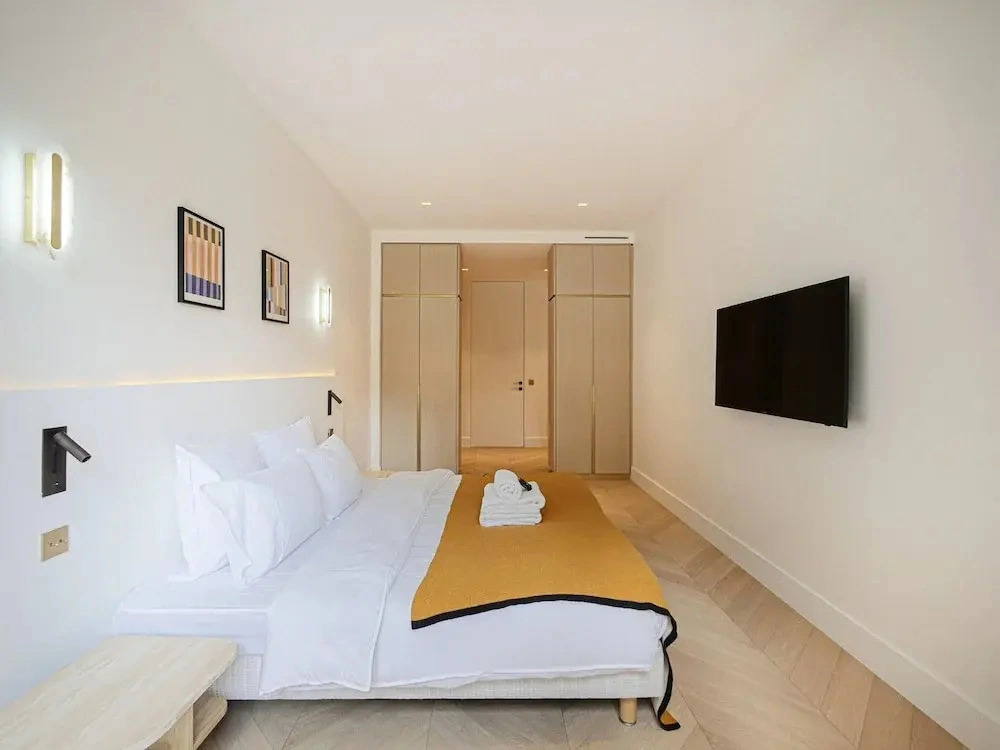 Sumptuous Apartment With Garden / Arc de Triomphe